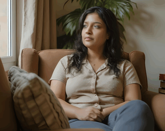 Pessoa refletindo sobre a própria vida em momento de introspecção antes de iniciar a terapia psicanalítica.